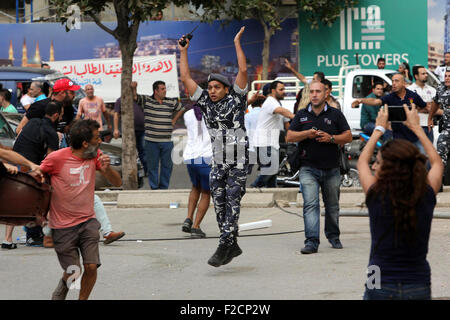 Beyrouth, Beyrouth, Liban. 16 Sep, 2015. Des militants libanais de 'Vous Stink' campagne choc avec la police anti-émeute après une protestation contre la session d'un dialogue de haut des figures politiques, accusé par le groupe de ne pas réussir à résoudre une crise plus de détritus dans les rues, dans le centre-ville de Beyrouth le 16 septembre 2015 Crédit : Marwan Tahtah Images/APA/ZUMA/Alamy Fil Live News Banque D'Images