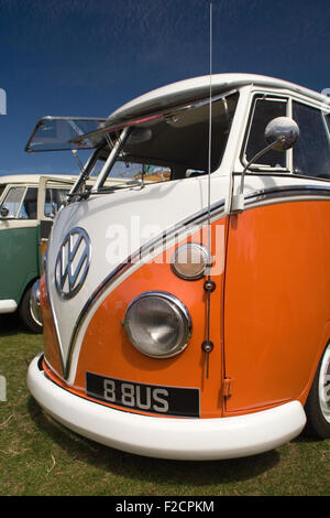 Écran partagé Orange Bus à Dubs à la plage, Paignton Banque D'Images