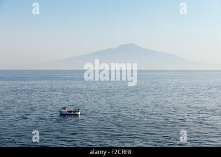 Pêcheur commercial vérifie ses pièges dans l'ombre du Vésuve, Naples, Italie Banque D'Images