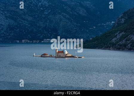 Notre Dame de l'église de roches est situé sur une petite île artificielle dans la baie de Kotor, Perast, Monténégro Banque D'Images