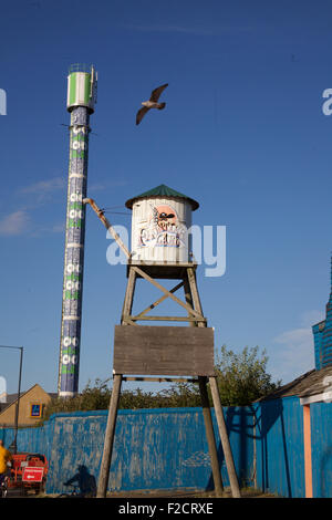 Morecambe, Lancashire, Royaume-Uni. 16 Septembre, 2015.Opus nord qui proposent maintenant de démarrer le redevlopemnt terre frontière de l'ancien site du parc d'attractions à Morecambe, dans la nouvelle année. Les développeurs vont commencer avec la démolition de l'ancienne 168 pieds de haut Polo Tour qui a été utilisé comme un mât de téléphonie mobile par l'EE, qui wlll quitter les lieux en janvier 2016. Le développement est l'espoir d'apporter plus d'accomodation de détail à la station balnéaire avec restaurants et hôtels Crédit : David Billinge/Alamy Live News Banque D'Images