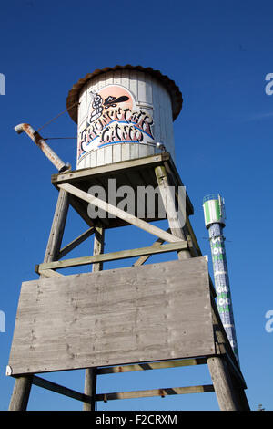 Morecambe, Lancashire, Royaume-Uni. 16 Septembre, 2015.Opus nord qui proposent maintenant de démarrer le redevlopemnt terre frontière de l'ancien site du parc d'attractions à Morecambe, dans la nouvelle année. Les développeurs vont commencer avec la démolition de l'ancienne 168 pieds de haut Polo Tour qui a été utilisé comme un mât de téléphonie mobile par l'EE, qui wlll quitter les lieux en janvier 2016. Le développement est l'espoir d'apporter plus d'accomodation de détail à la station balnéaire avec restaurants et hôtels Crédit : David Billinge/Alamy Live News Banque D'Images