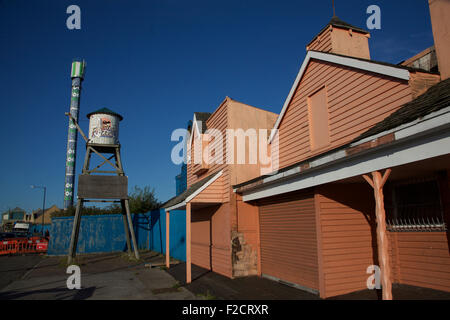 Morecambe, Lancashire, Royaume-Uni. 16 Septembre, 2015.Opus nord qui proposent maintenant de démarrer le redevlopemnt terre frontière de l'ancien site du parc d'attractions à Morecambe, dans la nouvelle année. Les développeurs vont commencer avec la démolition de l'ancienne 168 pieds de haut Polo Tour qui a été utilisé comme un mât de téléphonie mobile par l'EE, qui wlll quitter les lieux en janvier 2016. Le développement est l'espoir d'apporter plus d'accomodation de détail à la station balnéaire avec restaurants et hôtels Crédit : David Billinge/Alamy Live News Banque D'Images