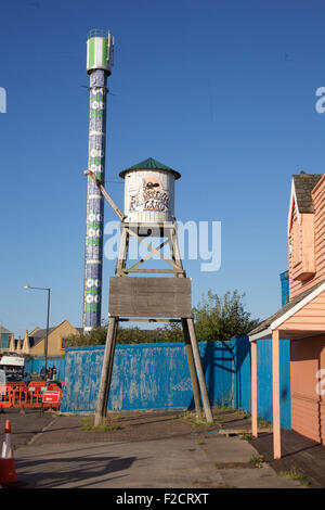 Morecambe, Lancashire, Royaume-Uni. 16 Septembre, 2015.Opus nord qui proposent maintenant de démarrer le redevlopemnt terre frontière de l'ancien site du parc d'attractions à Morecambe, dans la nouvelle année. Les développeurs vont commencer avec la démolition de l'ancienne 168 pieds de haut Polo Tour qui a été utilisé comme un mât de téléphonie mobile par l'EE, qui wlll quitter les lieux en janvier 2016. Le développement est l'espoir d'apporter plus d'accomodation de détail à la station balnéaire avec restaurants et hôtels Crédit : David Billinge/Alamy Live News Banque D'Images