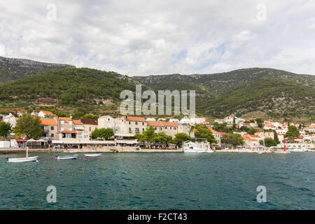 Vue de la ville de Bol de la mer à l'île de Brac en Croatie. Banque D'Images