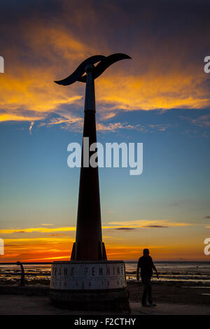 Grande hauteur tournante de la weathervane Southport, front de mer et attractions de la Promenade.Coucher de soleil coloré sur la mer d'Irlande sur la côte nord-ouest de Sefton.UK Météo vent girouette, vitesse du vent et instrument de direction; ce dispositif est un TPT Seamark sur la promenade de Southport, une grande tour de vent de station météorologique extérieure, qui sert de marqueur pour le début de la piste est-ouest du sentier Trans Pennine d'un océan à l'autre. Banque D'Images