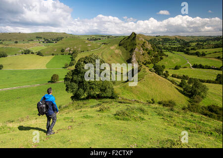 Un walker au Parkhouse Hill et Chrome Hill, parc national de Peak District, Derbyshire, Angleterre Banque D'Images