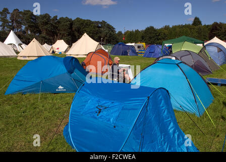 Camping temporaire pour les visiteurs qui fréquentent les 3 jours du Festival de musique 2015 Wayfest, Centre de la vie rurale, Tilford, Farnham, Surrey, UK Banque D'Images