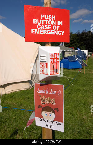 Des panneaux d'information près de camping temporaire pour les visiteurs qui fréquentent les 3 jours du Festival de musique 2015 Wayfest, Centre de la vie rurale, Tilfo Banque D'Images