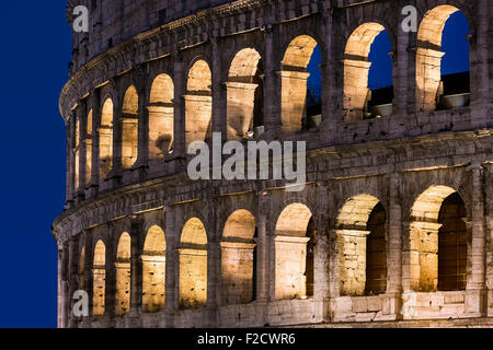 Colisée romain détail la nuit, Rome, Italie Banque D'Images