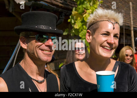 Festivaliers profiter de la musique à l'Weyfest 2015, Centre de la vie rurale, Tilford, Farnham, Surrey, Royaume-Uni. Banque D'Images