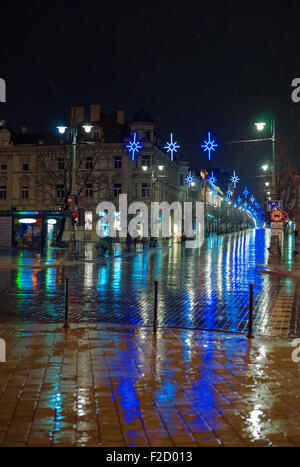 Vue de nuit allumé Gediminas avenue avec décoration de Noël à Vilnius, Lituanie Banque D'Images