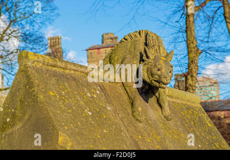 L'hyène, sculpté dans la pierre et placée sur le mur jouxtant le château de Cardiff, Pays de Galles du sud. Banque D'Images