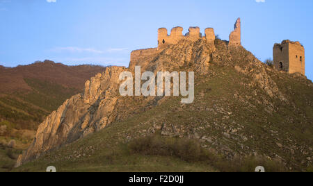 Ruines de château dans les montagnes Banque D'Images