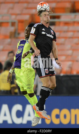 Washington, District de Columbia, Etats-Unis. 15 Sep, 2015. L'ONUDI Arebe defender RIGOBERTO NINO (2), gauche, et D.C. United CONOR DOYLE (30) lutte pour une balle de la tête dans la première moitié d'un match de Ligue des Champions de la Concacaf au Stade RFK. United a battu l'Onudi Arebe, 2-0. © Chuck Myers/ZUMA/Alamy Fil Live News Banque D'Images