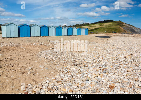 Cabines de plage à Charmouth sur la côte jurassique du Dorset England UK Banque D'Images