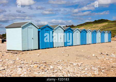 Cabines de plage à Charmouth sur la côte jurassique du Dorset England UK Banque D'Images