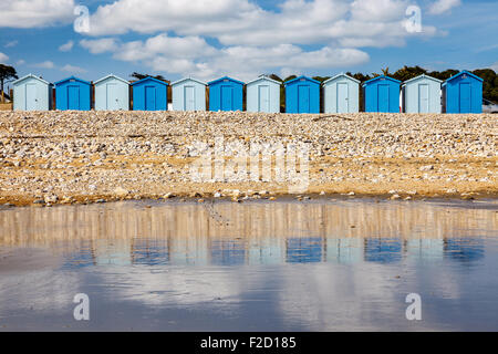 Cabines de plage à Charmouth sur la côte jurassique du Dorset England UK Banque D'Images