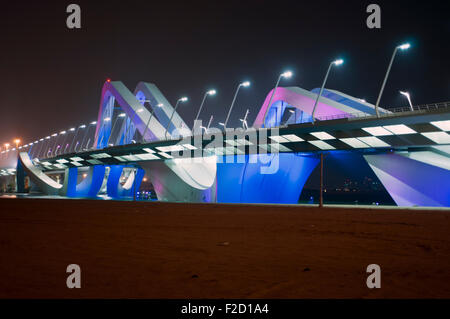 Salam bridge à Abu Dhabi, Émirats Arabes Unis Banque D'Images