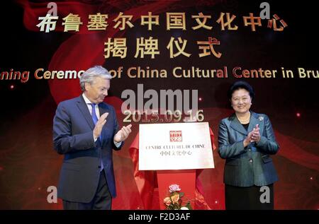 Bruxelles, Belgique. 16 Sep, 2015. Le vice-Premier ministre chinois Liu Yandong (R) et le Ministre belge des Affaires étrangères Didier Reynders inaugurent un nouveau centre culturel chinois de Bruxelles, Belgique, 16 septembre 2015. © Zhou Lei/Xinhua/Alamy Live News Banque D'Images