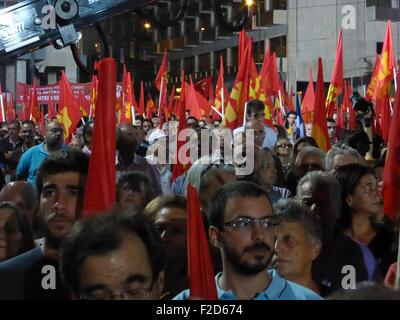 Athènes, Grèce. 16 Sep, 2015. Le KKE, Parti communiste de Grèce partisans apporter drapeaux pendant la pré-électorale Place Syntagma où le secrétaire général du KKE Dimitris Koutsoyumbas (pas vu) a prononcé un discours. Crédit : George/Panagakis /Pacifique Alamy Live News Banque D'Images