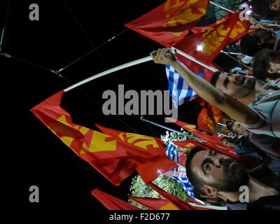 Athènes, Grèce. 16 Sep, 2015. Le KKE, Parti communiste de Grèce partisans apporter drapeaux pendant la pré-électorale Place Syntagma où le secrétaire général du KKE Dimitris Koutsoyumbas (pas vu) a prononcé un discours. Crédit : George/Panagakis /Pacifique Alamy Live News Banque D'Images