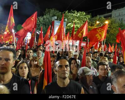 Athènes, Grèce. 16 Sep, 2015. Le KKE, Parti communiste de Grèce partisans apporter drapeaux pendant la pré-électorale Place Syntagma où le secrétaire général du KKE Dimitris Koutsoyumbas (pas vu) a prononcé un discours. Crédit : George/Panagakis /Pacifique Alamy Live News Banque D'Images