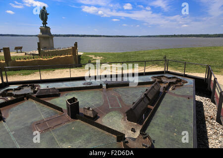 Modèle de Jamestown Settlement avec statue du capitaine John Smith dans l'arrière-plan Jamestown Settlement Banque D'Images