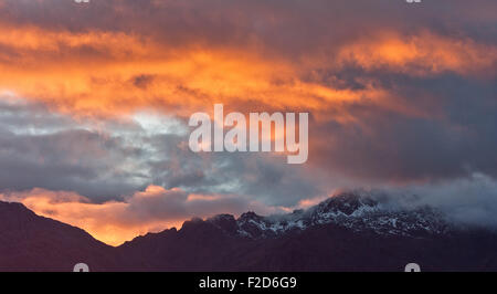 Couleurs sauvages coucher du soleil dans les montagnes, l'Himalaya, Népal Banque D'Images