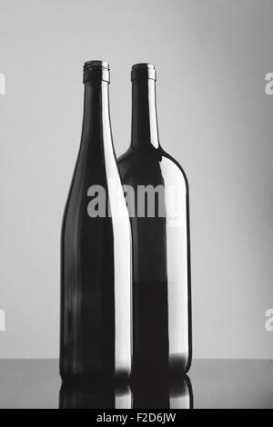 Nature morte avec deux bouteilles en noir et blanc sur the reflective surface Banque D'Images