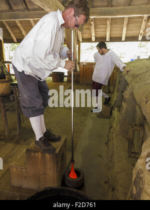 Homme portant des vêtements traditionnels soufflé à Jamestown, Virginie en serre Banque D'Images