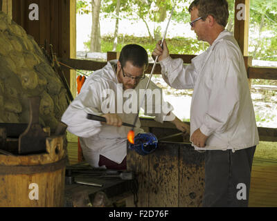 Deux hommes portant des vêtements traditionnels soufflé à Jamestown, Virginie en serre USA Banque D'Images