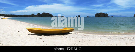 Kayak jaune sur la célèbre Thanjung Rhu beach de Langkawi, Malaisie Banque D'Images