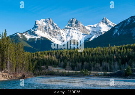 Les trois Sœurs, des pics de montagne. La rivière Bow, Canmore, Alberta, Canada Banque D'Images