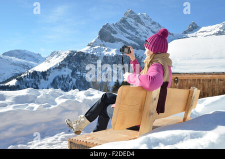 Fille avec un appareil photo dans les Alpes Suisses Banque D'Images