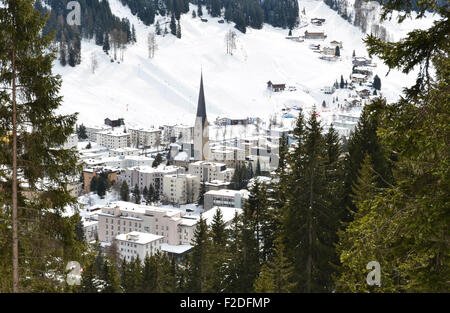 Vue d'hiver de Davos, célèbre station de ski suisse Banque D'Images