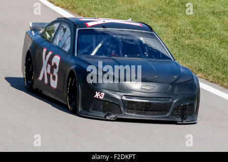 Kansas City, KS, États-Unis d'Amérique. 16 Sep, 2015. Kansas City, KS - Sep 16, 2015 : La NASCAR Sprint Cup Series equipes sur la piste pour le NASCAR Essai à Kansas Speedway de Kansas City, KS. Credit : csm/Alamy Live News Banque D'Images