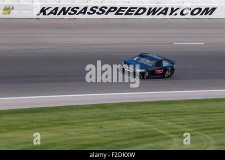 Kansas City, KS, États-Unis d'Amérique. 16 Sep, 2015. Kansas City, KS - Sep 16, 2015 : La NASCAR Sprint Cup Series equipes sur la piste pour le NASCAR Essai à Kansas Speedway de Kansas City, KS. Credit : csm/Alamy Live News Banque D'Images