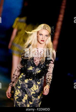 New York, USA. 16 Sep, 2015. Modèles affichent des créations de Anna Sui Printemps/été 2016 collection durant la Fashion Week de New York à New York, États-Unis, le 16 septembre 2015. Credit : Qin Lang/Xinhua/Alamy Live News Banque D'Images