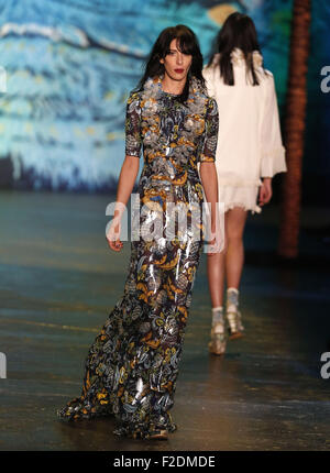 New York, USA. 16 Sep, 2015. Modèles affichent des créations de Anna Sui Printemps/été 2016 collection durant la Fashion Week de New York à New York, États-Unis, le 16 septembre 2015. Credit : Qin Lang/Xinhua/Alamy Live News Banque D'Images