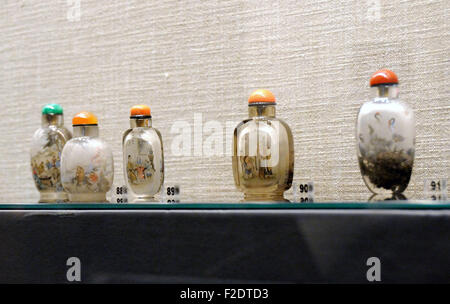 Beijing, Beijing, Chine, du RCS. 13 Sep, 2015. Beijing, Chine - le 13 septembre 2015 : (usage éditorial uniquement. La Chine des bouteilles de tabac à priser) Genre de Beijing sont sur l'exposition en musée de la capitale. L'exposition est à la mémoire de Ye Zhongsan, considéré comme l'un des quatre plus grands décideurs bouteille à priser et dont la famille a consacré une grande partie de l'industrie. De nombreuses bouteilles de tabac à priser sont en cristal et peint avec des histoires. Ils sont un patrimoine national intagible. © SIPA Asie/ZUMA/Alamy Fil Live News Banque D'Images