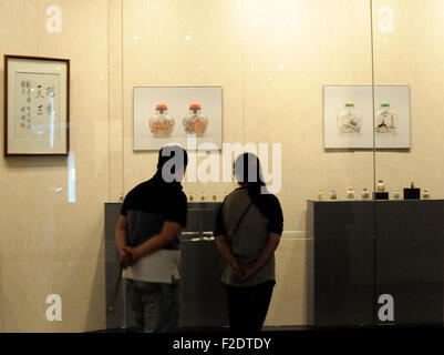 Beijing, Beijing, Chine, du RCS. 13 Sep, 2015. Beijing, Chine - le 13 septembre 2015 : (usage éditorial uniquement. La Chine des bouteilles de tabac à priser) Genre de Beijing sont sur l'exposition en musée de la capitale. L'exposition est à la mémoire de Ye Zhongsan, considéré comme l'un des quatre plus grands décideurs bouteille à priser et dont la famille a consacré une grande partie de l'industrie. De nombreuses bouteilles de tabac à priser sont en cristal et peint avec des histoires. Ils sont un patrimoine national intagible. © SIPA Asie/ZUMA/Alamy Fil Live News Banque D'Images