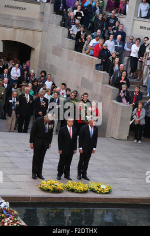 Canberra. 16 Sep, 2015. Président de l'association entre l'Australie et l'amitié échange Chau Chak aile (C) avant, Directeur de l'Australian War Memorial Brendan Nelson (R avant) et l'amiral de la Marine royale Ken Doolan (L'avant) de déposer des couronnes au cours d'un cereomony pour marquer la contribution et le sacrifice des soldats d'origine chinoise à l'Australian War Memorial à Canberra le 16 septembre 2015. © Xu Haijing/Xinhua/Alamy Live News Banque D'Images