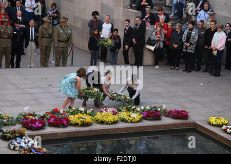 Canberra. 16 Sep, 2015. Les étudiants déposent des couronnes au cours d'un cereomony pour marquer la contribution et le sacrifice des soldats d'origine chinoise à l'Australian War Memorial à Canberra le 16 septembre 2015. © Xu Haijing/Xinhua/Alamy Live News Banque D'Images