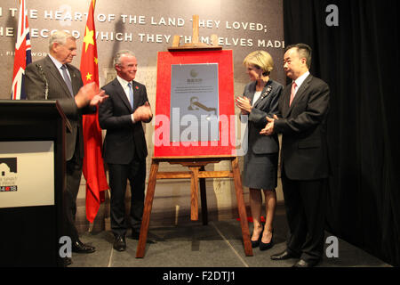 Canberra. 16 Sep, 2015. Directeur de l'Australian War Memorial Brendan Nelson (2L), Ministre australien des affaires étrangères Julie Bishop (2e R) et président de l'Association d'échange d'amitié entre l'Australie et la Chau Chak aile (1e R) dévoilent l'Australian War Memorial et le centre d'éducation multimédia du sponsered par Chau au cours d'un cereomony pour marquer la contribution et le sacrifice des soldats d'origine chinoise à l'Australian War Memorial à Canberra le 16 septembre 2015. © Xu Haijing/Xinhua/Alamy Live News Banque D'Images