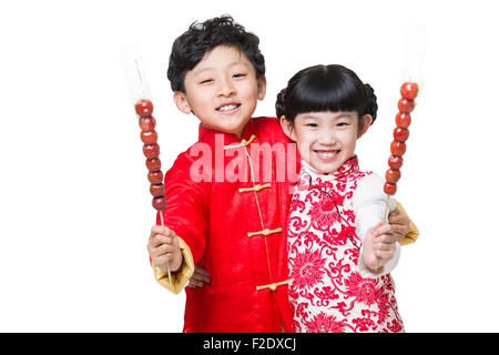 Enfants mignon holding haws confits Banque D'Images