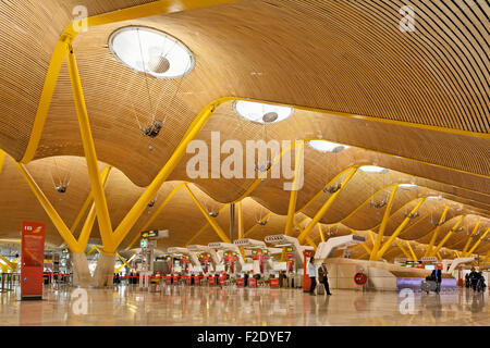 Hall de l'aéroport de Barajas. L'aéroport de Barajas à Madrid, Terminal 4, Madrid, Espagne. Architecte : Richard Rogers , 2015. Banque D'Images