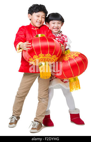 Des enfants heureux de célébrer le nouvel an chinois avec des lanternes traditionnelles Banque D'Images