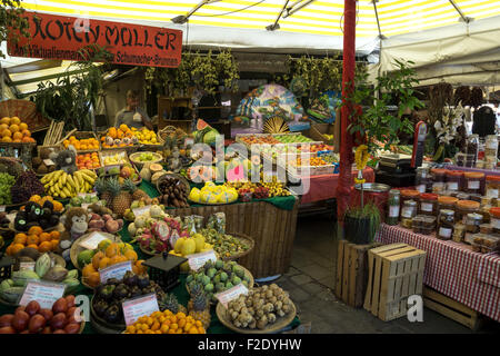 Wc séparés avec fruits exotiques, le Marché Viktualienmarkt, Munich, Bavière, Allemagne Banque D'Images