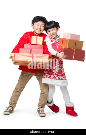 Des enfants heureux de célébrer le nouvel an chinois avec des cadeaux Banque D'Images